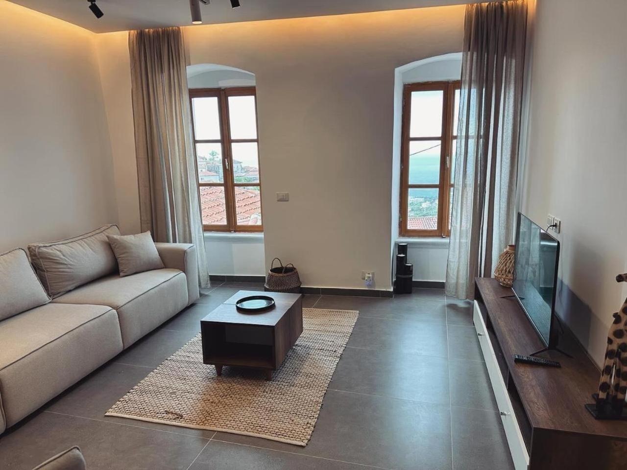 Lion'S Villa Vlore Exterior photo